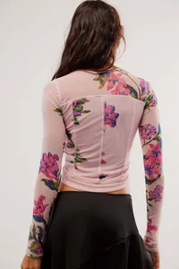 Vue arrière détaillée du t-shirt à manches longues en mesh rose à imprimé floral