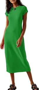 Abito midi aderente a maniche corte verde brillante per un look estivo casual chic