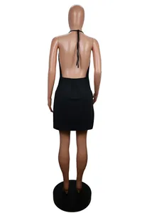 Sexy zwarte halterloze backless mini-jurk van achteren gezien op een etalagepop
