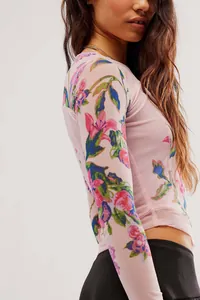 Gros plan d'un t-shirt à manches longues en mesh rose à imprimé floral et double épaisseur