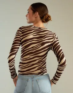 Vista posteriore di una t-shirt a maniche lunghe in mesh trasparente con stampa zebra