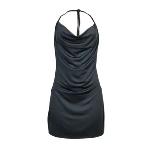 Detail van een sexy zwarte halter mini-jurk met een elegante gedrapeerde halslijn en open rug