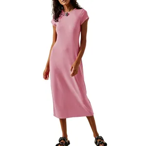 Elegante abito midi rosa a maniche corte e vestibilità aderente indossato da modella