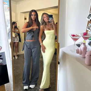 Nauwsluitende lichtgele camisole maxi-jurk getoond in een spiegelreflectie foto