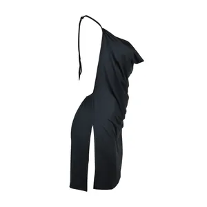Zijaanzicht van een sexy zwarte backless halter mini-jurk met een zijsplit detail