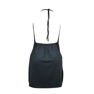 Gedetailleerd achteraanzicht van een sexy zwarte backless halter-mini-jurk, zwart.