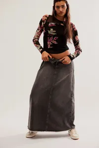 Modèle portant un t-shirt en mesh à manches longues noir avec des fleurs vintage