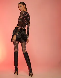 Vista completa di una maglietta in mesh trasparente con stampa paisley e gonna cargo nera