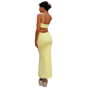 Elegante rugloze nauwsluitende gele maxi-jurk met sexy uitgesneden details voor dames
