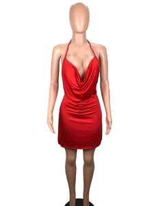 Detailweergave van een sexy rode halter-minijurk met blote rug en gedrapeerde hals