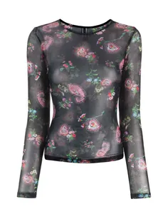 Vista frontale dettagliata di una sexy t-shirt in mesh trasparente a maniche lunghe con stampe