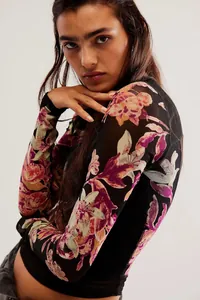 Gros plan d'un t-shirt en maille à manches longues avec un imprimé floral numérique vibrant