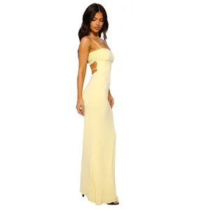 Zijaanzicht van sexy gele nauwsluitende maxi-jurk met open rug en cut-out detail