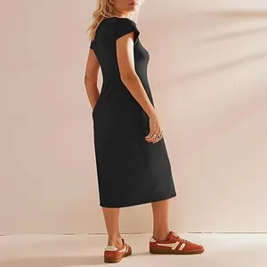 Elegante vista laterale di un abito midi bodycon nero a maniche corte su una modella
