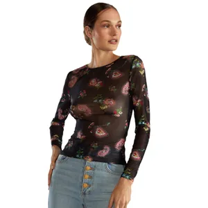 Primo piano di una t-shirt sexy in mesh nero trasparente con stampa floreale.