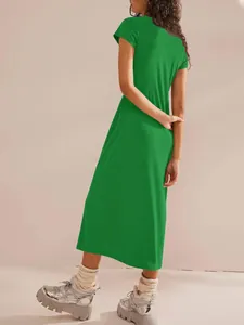 Vista posteriore di un elegante abito midi bodycon verde a maniche corte su modella.