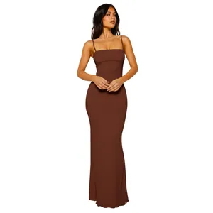 Detail van het elegante voorsilhouet van een bruine dubbellaagse bodycon camisole maxi-jurk