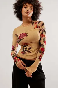 Détail rapproché du haut à manches longues en mesh double couche à imprimé floral