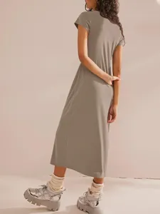 Elegante vista posteriore di un vestito lungo aderente a maniche corte da donna grigio