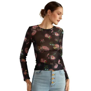 Dettaglio della maglia a maniche lunghe in mesh floreale nero trasparente con fiori vivaci