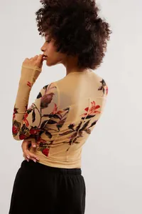 Détail de la texture en maille et de l'imprimé floral sur le tee-shirt slim à manches longues
