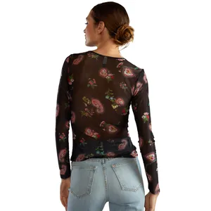 Vista posteriore del top sexy in rete nera da donna con stampa paisley e floreale