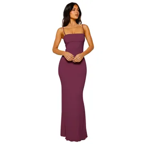 Volledig aanzicht van een sexy slim-fit backless maxi-jurk met spaghettibandjes