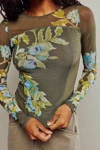 Détail du t-shirt à manches longues en mesh vert olive avec imprimé floral numérique bleu