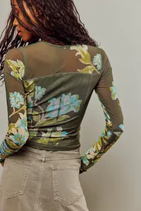 Vue détaillée du dos d'un t-shirt en mesh vert olive avec imprimé floral coloré.