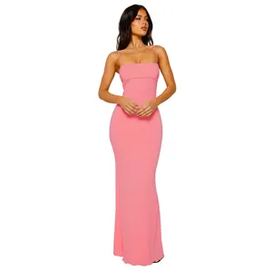 Elegante roze bodycon maxi-jurk met spaghettibandjes en een slanke pasvorm