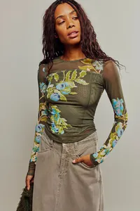 Vue détaillée d'un t-shirt à manches longues en tulle à fleurs moulant pour femme chic