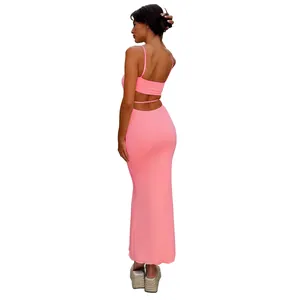 Gedetailleerd achteraanzicht van het rugloze ontwerp van een roze nauwsluitende jurk