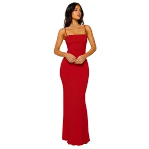 Elegante rode nauwsluitende maxi-jurk met dunne spaghettibandjes en open rug design.