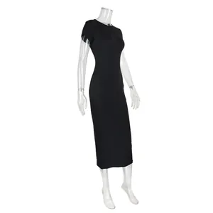 Vista laterale di un abito lungo bodycon nero a maniche corte su manichino