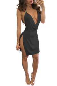 Vooraanzicht van een sexy zwarte rugloze mini-jurk met hoge zijsplit voor damesmode