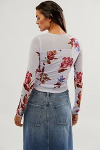 Vue détaillée du dos d'un t-shirt à manches longues en mesh imprimé floral pour femme