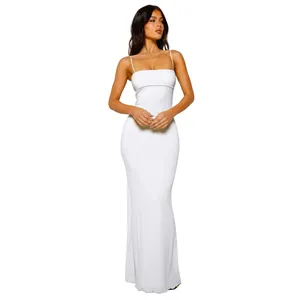 Volledig zicht op elegante witte dubbellaagse bodycon maxi-jurk met dunne bandjes.