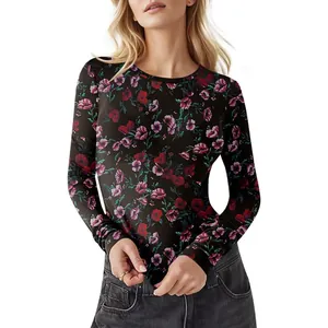 Vista dettagliata della t-shirt da donna in rete a fiori con maniche lunghe chic