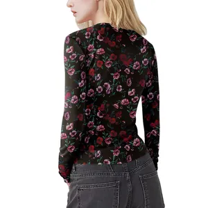 Vista posteriore di una t-shirt a maniche lunghe in mesh slim fit con stampa floreale