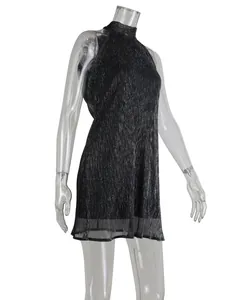 Detail eines schwarzen Mini-Kleides mit Glitzereffekt und Plisseemuster
