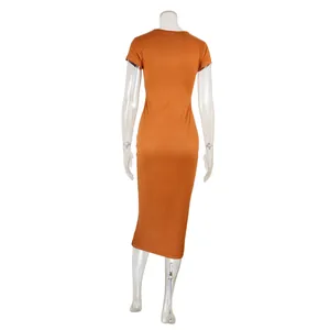 Vista posteriore di un elegante vestito midi attillato arancione terra di siena