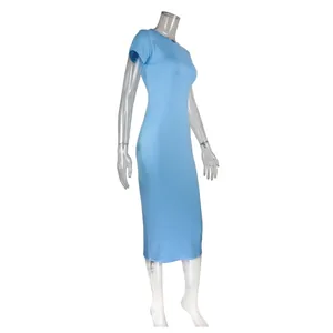 Vista laterale di un abito midi aderente a maniche corte azzurro da donna elegante