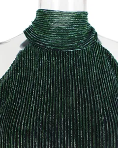 Makro-Detail des dunkelgrünen, metallisch glänzenden Plisseestoffs eines Neckholder-Kleides