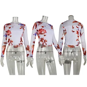 Détails du haut en résille à fleurs montrant l'avant, le côté et l'arrière sur mannequin.