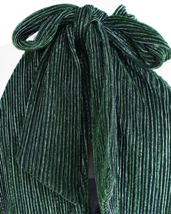 Detailansicht aus grünem Metallic-Lurex-Plisseestoff und Halfter-Schleifendetail