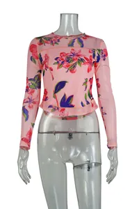 Détail d'un t-shirt à manches longues en mesh rose fleuri montrant sa texture fine