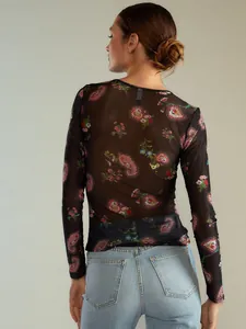 T-shirt sexy in rete nera a maniche lunghe con stampa floreale paisley e vestibilità trasparente