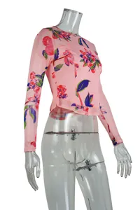 Vue latérale détaillée d'un haut en mesh à fleurs roses et manches longues pour femmes.