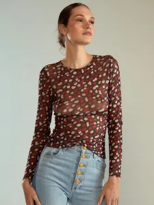 T-shirt sexy in rete a maniche lunghe con stampa a pois rossi e vestibilità slim.