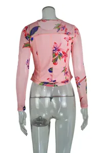 Vue arrière du t-shirt rose à manches longues en maille double couche avec imprimé floral